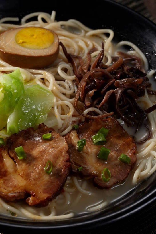 面食,面条,无人,竖图,俯视,室内,特写,白天,烹饪,中餐,餐桌,桌子,蔬菜,椰菜,卷心菜,一堆,许多,切开,堆叠,堆积,新鲜,布料,陶瓷,葱,青葱,蛋,鸡蛋,面,肉,料理,食品,陶瓷制品,半个,很多,布纹,叉烧,拉面,卤蛋,猪肉,菜肴,美食,肉类,桌布,食物,一个,餐巾,容器,台布,碗,切,一半,中式,甘蓝,佳肴,有机食品,绿色食品,单个,餐台,中华料理,储藏,堆,储存,剖面,肉食,切面,豚肉,卵,甘蓝菜,结球甘蓝,甘兰,包心菜,餐桌布,彩图,高角度拍摄,圆白菜,鸡卵,鸡子,贮存,shjb1,叉烧拉面