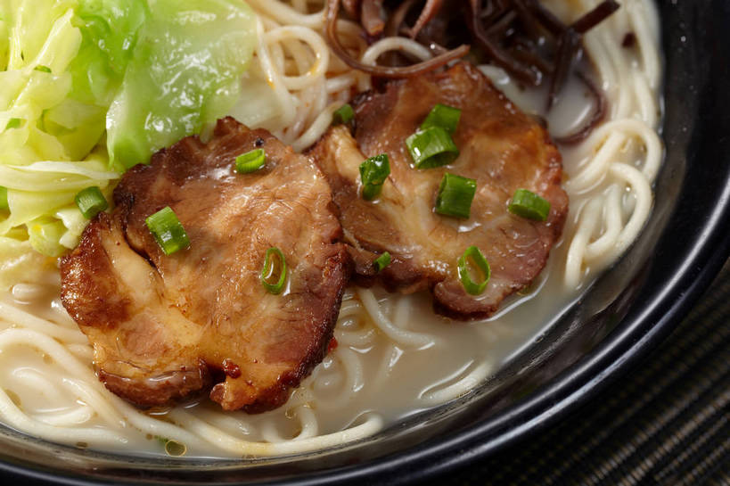 面食,面条,无人,横图,俯视,室内,特写,白天,烹饪,中餐,餐桌,桌子,蔬菜,椰菜,卷心菜,一堆,许多,堆叠,堆积,新鲜,布料,陶瓷,葱,青葱,面,肉,料理,食品,陶瓷制品,很多,布纹,叉烧,拉面,猪肉,菜肴,美食,肉类,桌布,食物,一个,餐巾,容器,台布,碗,中式,甘蓝,佳肴,有机食品,绿色食品,单个,餐台,中华料理,储藏,堆,储存,肉食,豚肉,甘蓝菜,结球甘蓝,甘兰,包心菜,餐桌布,彩图,高角度拍摄,圆白菜,贮存,shjb1,叉烧拉面