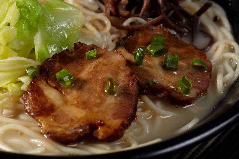 面食,面条,无人,横图,俯视,室内,特写,白天,烹饪,中餐,餐桌,桌子,蔬菜,椰菜,卷心菜,一堆,许多,切开,堆叠,堆积,新鲜,布料,陶瓷,葱,青葱,蛋,鸡蛋,面,肉,料理,食品,陶瓷制品,半个,很多,布纹,叉烧,拉面,卤蛋,猪肉,菜肴,美食,肉类,桌布,食物,一个,餐巾,容器,台布,碗,切,一半,中式,甘蓝,佳肴,有机食品,绿色食品,单个,餐台,中华料理,储藏,堆,储存,剖面,肉食,切面,豚肉,卵,甘蓝菜,结球甘蓝,甘兰,包心菜,餐桌布,彩图,高角度拍摄,圆白菜,鸡卵,鸡子,贮存,shjb1,叉烧拉面