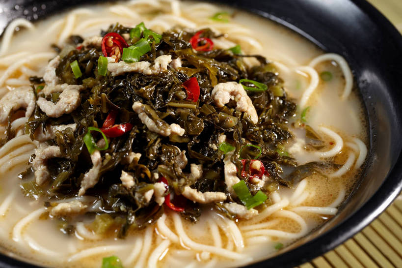 面食,面条,无人,横图,俯视,室内,特写,白天,烹饪,中餐,餐桌,桌子,辣椒,一堆,许多,堆叠,堆积,竹制,布料,陶瓷,面,肉,料理,食品,陶瓷制品,很多,布纹,猪肉,雪菜肉丝面,雪菜,菜肴,美食,肉类,桌布,食物,一个,黑色,餐巾,容器,垫子,台布,碗,中式,佳肴,单个,餐台,中华料理,储藏,堆,竹制品,储存,肉食,辣角,红海椒,大椒,辣虎,广椒,豚肉,雪里红,辣子,红辣椒,海椒,番椒,餐桌布,彩图,高角度拍摄,雪里蕻,贮存,shjb1