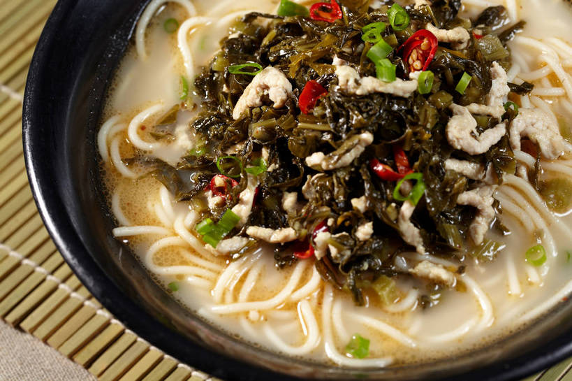 面食,面条,无人,横图,俯视,室内,特写,白天,烹饪,中餐,餐桌,桌子,辣椒,一堆,许多,堆叠,堆积,竹制,布料,陶瓷,面,肉,料理,食品,陶瓷制品,很多,布纹,猪肉,雪菜肉丝面,雪菜,菜肴,美食,肉类,桌布,食物,一个,黑色,餐巾,容器,垫子,台布,碗,中式,佳肴,单个,餐台,中华料理,储藏,堆,竹制品,储存,肉食,辣角,红海椒,大椒,辣虎,广椒,豚肉,雪里红,辣子,红辣椒,海椒,番椒,餐桌布,彩图,高角度拍摄,雪里蕻,贮存,shjb1