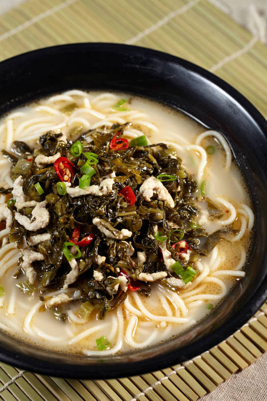 面食,面条,无人,竖图,俯视,室内,特写,白天,烹饪,中餐,餐桌,桌子,辣椒,一堆,许多,堆叠,堆积,竹制,布料,陶瓷,面,肉,料理,食品,陶瓷制品,很多,布纹,猪肉,雪菜肉丝面,雪菜,菜肴,美食,肉类,桌布,食物,一个,黑色,餐巾,容器,垫子,台布,碗,中式,佳肴,单个,餐台,中华料理,储藏,堆,竹制品,储存,肉食,辣角,红海椒,大椒,辣虎,广椒,豚肉,雪里红,辣子,红辣椒,海椒,番椒,餐桌布,彩图,高角度拍摄,雪里蕻,贮存,shjb1