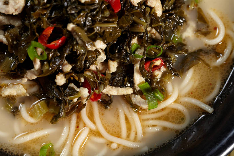 面食,面条,无人,横图,俯视,室内,特写,白天,烹饪,中餐,餐桌,桌子,辣椒,一堆,许多,堆叠,堆积,竹制,布料,陶瓷,面,肉,料理,食品,陶瓷制品,很多,布纹,猪肉,雪菜肉丝面,雪菜,菜肴,美食,肉类,桌布,食物,一个,黑色,餐巾,容器,垫子,台布,碗,中式,佳肴,单个,餐台,中华料理,储藏,堆,竹制品,储存,肉食,辣角,红海椒,大椒,辣虎,广椒,豚肉,雪里红,辣子,红辣椒,海椒,番椒,餐桌布,彩图,高角度拍摄,雪里蕻,贮存,shjb1