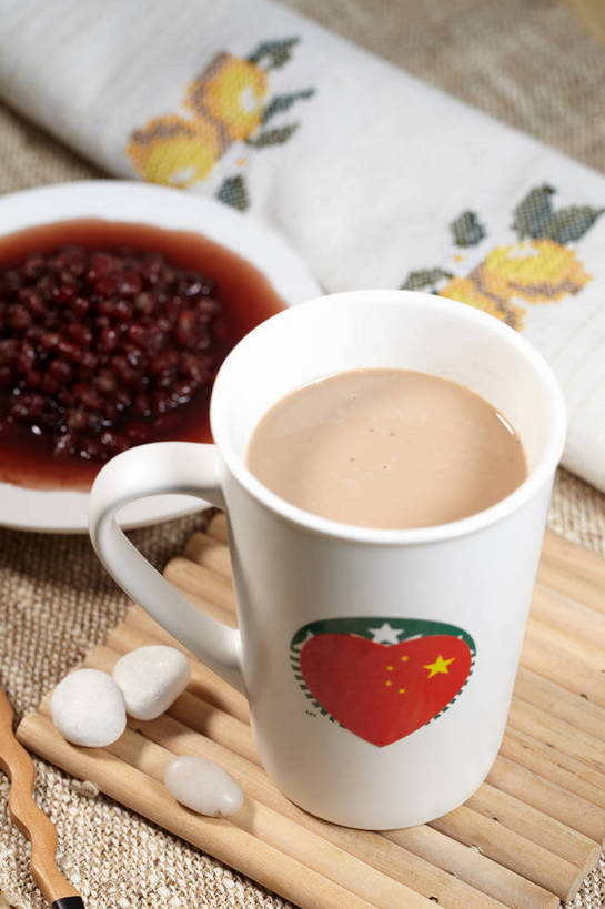 无人,竖图,俯视,室内,特写,白天,爱情,石头,餐桌,桌子,杯子,餐具,旗帜,国旗,玻璃,阴影,竹制,装饰,反射,布料,碟子,盘,石子,影子,陶瓷,红豆,奶茶,红豆沙,相思豆,陶瓷制品,饮品,一杯,布纹,五星红旗,玻璃制品,桌布,饮料,三个,一个,盘子,餐巾,马克杯,水杯,垫子,碟,台布,鹅卵石,搅拌棒,遮,遮掩,冬青,单个,餐台,华丽,修饰,点缀,掩盖,竹制品,遮挡,可口,按摩石,中国国旗,豆沙,遮盖,相思,衬托,美观,雅致,雅观,掩饰,适口,旗,石块,搅棒,餐桌布,彩图,高角度拍摄,红地五星旗,中华人民共和国国旗,豆蓉,红豆泥,shjb1,红豆奶茶