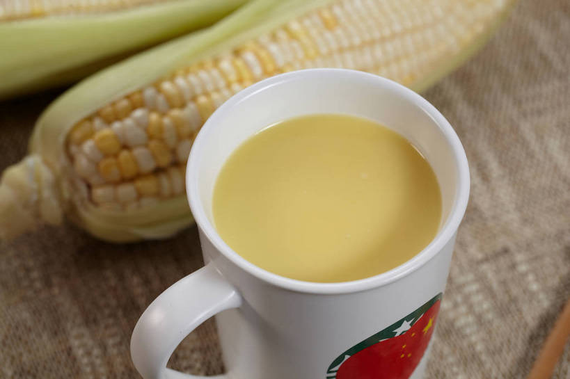 无人,横图,俯视,室内,特写,白天,玉米,餐桌,桌子,蔬菜,杯子,旗帜,国旗,阴影,朦胧,模糊,新鲜,反射,木制,棒子,布料,影子,陶瓷,玉蜀黍,食品,陶瓷制品,饮品,一杯,布纹,蔬菜汁,五星红旗,桌布,食物,饮料,两个,一个,红色,餐巾,马克杯,木制品,水杯,台布,搅拌棒,遮,遮掩,有机食品,绿色食品,单个,餐台,苞米,掩盖,遮挡,可口,苞芦,中国国旗,遮盖,苞谷,掩饰,包谷,大蜀黍,番麦,薏米包,玉高粱,玉麦,珍珠米,适口,旗,搅棒,餐桌布,彩图,高角度拍摄,红地五星旗,中华人民共和国国旗,玉米汁,shjb1