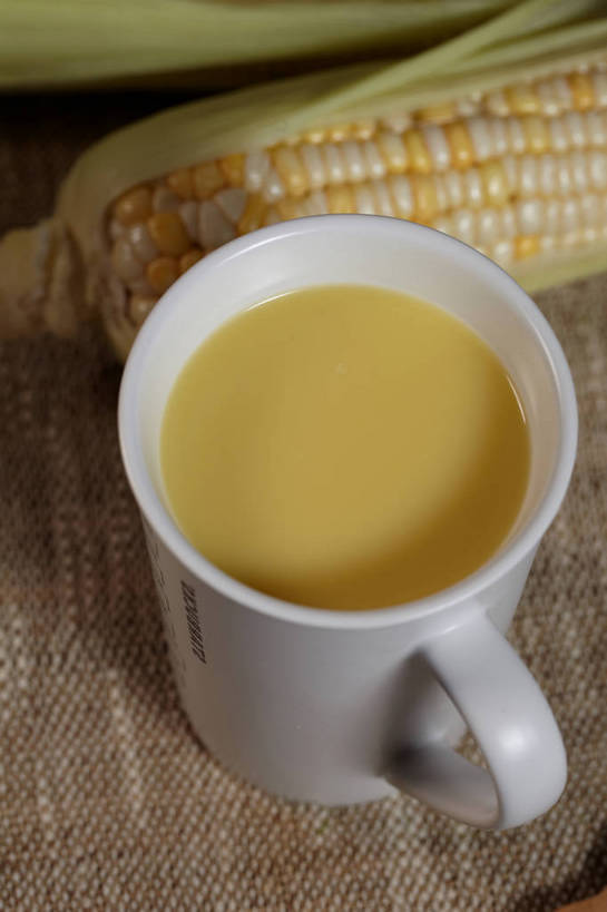 无人,竖图,俯视,室内,特写,白天,玉米,餐桌,桌子,蔬菜,杯子,阴影,朦胧,模糊,新鲜,反射,木制,棒子,布料,影子,陶瓷,玉蜀黍,食品,陶瓷制品,饮品,一杯,布纹,蔬菜汁,桌布,食物,饮料,两个,一个,餐巾,马克杯,木制品,水杯,台布,搅拌棒,有机食品,绿色食品,单个,餐台,苞米,可口,苞芦,苞谷,包谷,大蜀黍,番麦,薏米包,玉高粱,玉麦,珍珠米,适口,搅棒,餐桌布,彩图,高角度拍摄,玉米汁,shjb1