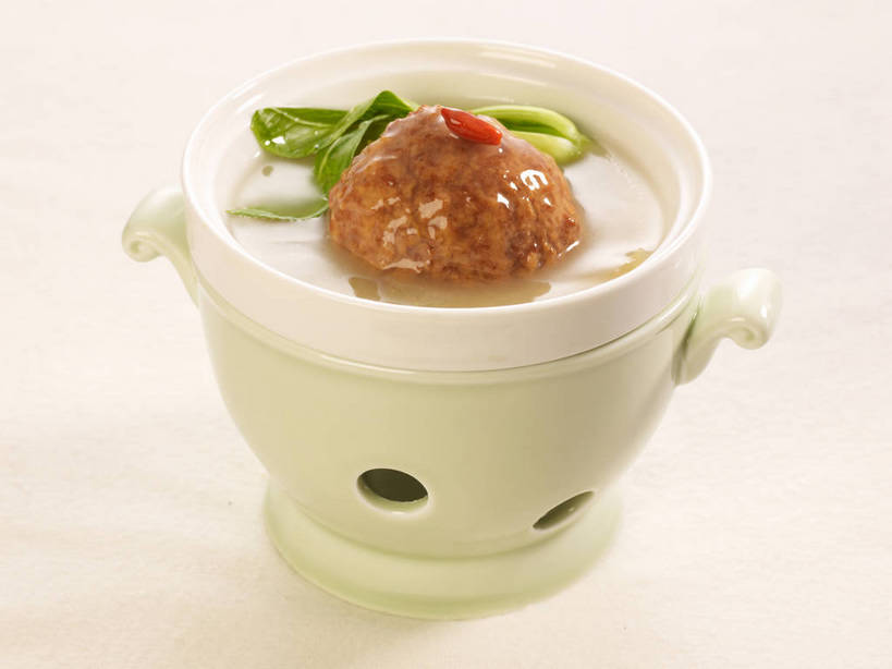 无人,横图,俯视,室内,特写,白天,烹饪,中餐,植物,餐桌,桌子,蔬菜,叶子,新鲜,陶瓷,青菜,肉,料理,食品,果实,绿叶,草药,药草,陶瓷制品,丸子,猪肉,菜肴,美食,肉类,肉丸,中药,食物,一个,红色,白色,容器,碗,中式,嫩叶,佳肴,有机食品,绿色食品,单个,餐台,中华料理,储藏,枸杞子,枸杞,储存,小白菜,药材,中草药,狮子头,肉食,豚肉,中药材,本草,苟起子,枸杞豆,枸杞果,血杞子,不结球白菜,叶,叶片,彩图,高角度拍摄,贮存,淮扬菜,扬州菜肴,shjb1,清炖狮子头