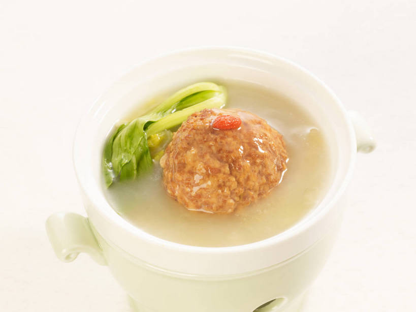 无人,横图,俯视,室内,特写,白天,烹饪,中餐,植物,餐桌,桌子,蔬菜,叶子,新鲜,陶瓷,青菜,肉,料理,食品,果实,绿叶,草药,药草,陶瓷制品,丸子,猪肉,菜肴,美食,肉类,肉丸,中药,食物,一个,红色,白色,容器,碗,中式,嫩叶,佳肴,有机食品,绿色食品,单个,餐台,中华料理,储藏,枸杞子,枸杞,储存,小白菜,药材,中草药,狮子头,肉食,豚肉,中药材,本草,苟起子,枸杞豆,枸杞果,血杞子,不结球白菜,叶,叶片,彩图,高角度拍摄,贮存,淮扬菜,扬州菜肴,shjb1,清炖狮子头