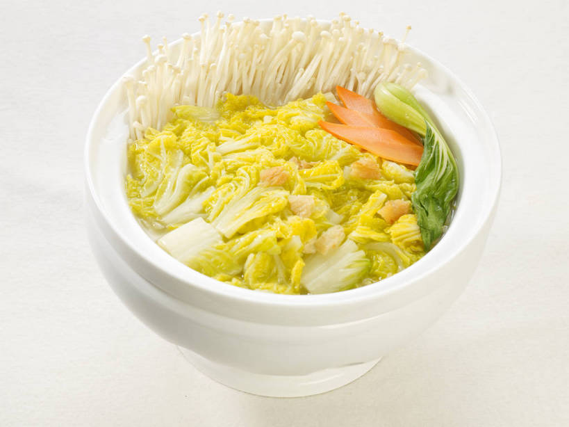 无人,横图,俯视,室内,特写,白天,烹饪,中餐,餐桌,桌子,萝卜,胡萝卜,蔬菜,叶子,新鲜,陶瓷,大白菜,金针菇,菌菇,青菜,料理,食品,绿叶,陶瓷制品,菌类,白菜,菜肴,美食,食物,一个,黄色,绿色,白色,容器,碗,橙色,中式,嫩叶,食用菌,佳肴,有机食品,绿色食品,单个,餐台,中华料理,储藏,真菌,储存,小白菜,黄萝卜,番萝卜,娃娃菜,结球白菜,构菌,金菇,毛柄金钱菌,银针菇,智力菇,不结球白菜,胶菜,叶,叶片,红萝卜,甘荀,彩图,高角度拍摄,丁香萝卜,胡芦菔金,金笋,黄芽白,贮存,shjb1