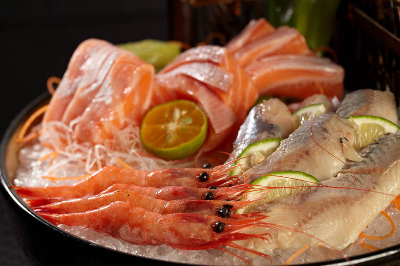 海鲜,生鱼片,无人,横图,俯视,室内,特写,白天,烹饪,餐桌,桌子,柠檬,餐具,水果,四只,一排,切开,新鲜,整齐,碟子,盘,冰,肉,生食,虾,鱼肉,日本料理,鱼片,冰块,料理,食品,果实,冷冻,水产,菜肴,美食,肉类,海洋生物,食物,排列,一个,红色,盘子,碟,日式料理,切,日式,寒冷,佳肴,有机食品,绿色食品,冷藏,单个,餐台,青柠,莱姆,冰冷,队列,水生动物,海产品,水生物,剖面,肉食,海底动物,切面,沙西米,保鲜,益母果,柠果,彩图,高角度拍摄,刺身,莱檬,shjb1