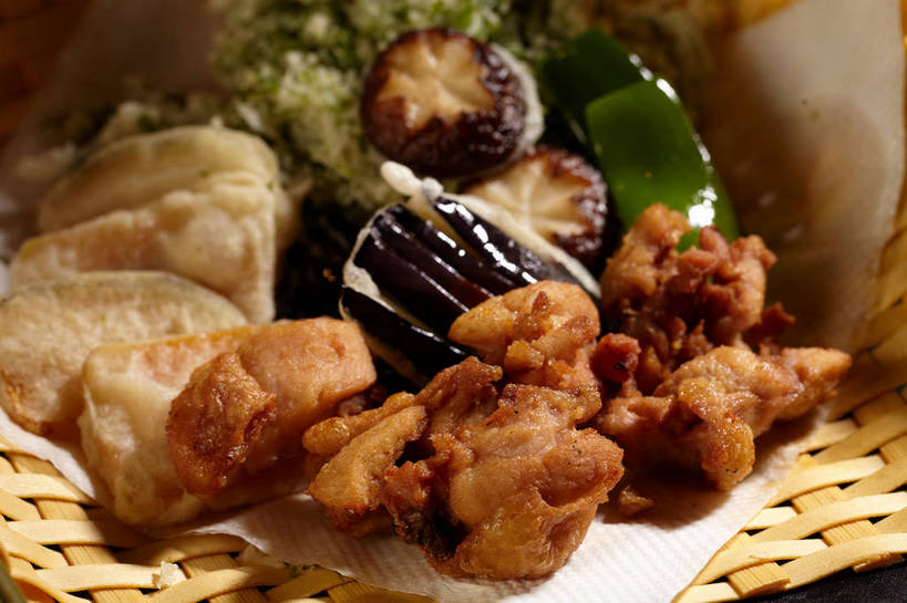 无人,横图,俯视,室内,特写,白天,烹饪,辣椒,蔬菜,土豆,阴影,朦胧,模糊,新鲜,反射,影子,菌菇,香菇,肉,天妇罗,日本料理,料理,食品,菌类,竹扁,菜肴,美食,肉类,食物,一个,餐巾,日式料理,日式,食用菌,佳肴,有机食品,绿色食品,竹编,单个,真菌,肉食,辣角,红海椒,大椒,辣虎,广椒,馍馍蛋,天麸罗,椎茸,蔬菜天妇罗,保洁方巾,口布,洋芋,山药蛋,马铃薯,辣子,红辣椒,海椒,番椒,彩图,高角度拍摄,平庄菇,香菌,香蕈,shjb1