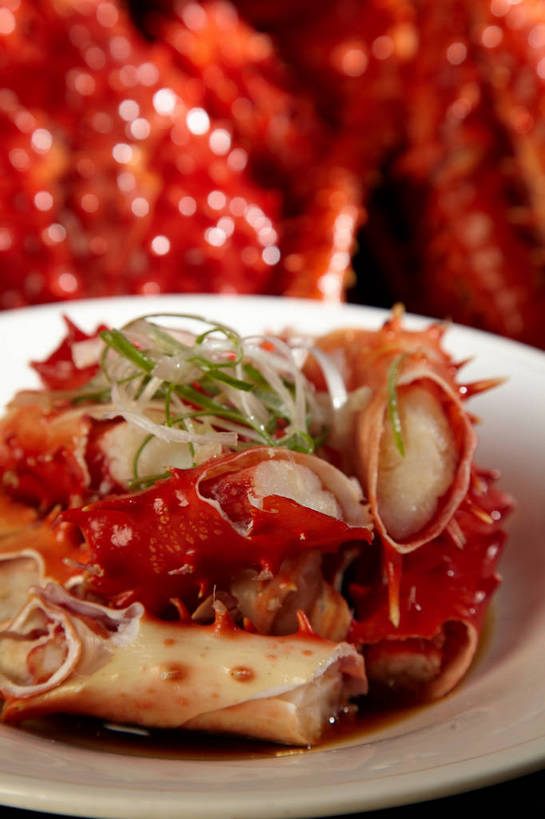 蟹,无人,竖图,俯视,室内,特写,白天,烹饪,蔬菜,餐具,切开,朦胧,模糊,新鲜,螃蟹,碟子,盘,葱,青葱,调料,料理,食品,帝王蟹,调味品,调味料,酱油,菜肴,美食,食物,一个,红色,绿色,盘子,碟,切,佳肴,有机食品,绿色食品,单个,剖面,切面,皇帝蟹,甲壳动物,石蟹,豉油,彩图,高角度拍摄,白石蟹,岩蟹,shjb1