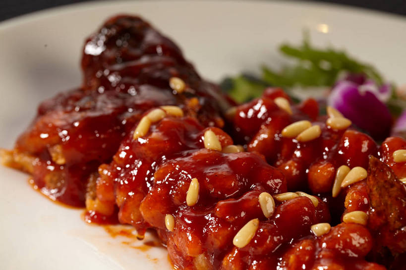 无人,横图,俯视,室内,特写,白天,烹饪,中餐,餐具,叶子,一条,朦胧,模糊,盛开,鱼,碟子,盘,调料,酱料,酱汁,肉,鱼肉,佐料,料理,食品,绿叶,石斛,调味品,调味料,花蕾,水产,酱,松子,松子仁,菜肴,美食,肉类,鱼类,花,花瓣,花朵,鲜花,食物,一朵,一个,黄色,红色,紫色,白色,盘子,碟,花苞,花蕊,中式,嫩叶,佳肴,单个,中华料理,松仁,高雅,水生动物,水生物,肉食,桂鱼,石斛兰,松籽仁,金钗石斛,淡泊,花中君子,鳜鱼,鳌花鱼,兰花,叶,叶片,彩图,高角度拍摄,江苏菜,淡水生物,河鲜,松鼠桂鱼,苏菜,shjb1