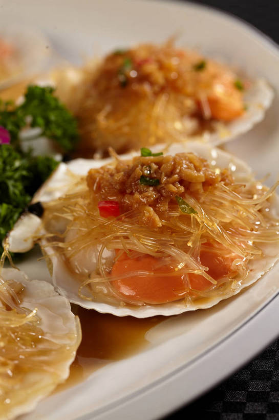 海鲜,面食,面条,无人,竖图,俯视,室内,特写,白天,烹饪,中餐,餐桌,桌子,蔬菜,蒜,贝壳,新鲜,香菜,调料,酱料,酱汁,面,佐料,料理,食品,调味品,扇贝,调味料,蒜头,粉丝,水产,酱,菜肴,美食,海洋生物,食物,排列,三个,中式,佳肴,有机食品,绿色食品,餐台,中华料理,水生动物,海产品,水生物,海底动物,蒜蓉,胡菜,香荽,原荽,园荽,芫荽,胡荽,莞荽,芫茜,芫蓿,莚葛草,莚荽菜,摆列,胡蒜,广东菜,粤菜,冬粉,贝类外壳,软体动物外壳,大蒜,彩图,高角度拍摄,布列,分列,shjb1,蒜蓉粉丝扇贝,蒜蓉粉丝蒸扇贝