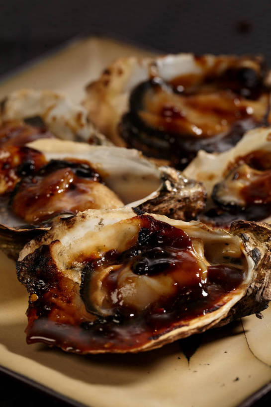 海鲜,无人,竖图,俯视,室内,特写,白天,烹饪,烧烤,贝壳,餐具,阴影,反射,碟子,盘,影子,调料,酱料,酱汁,佐料,料理,食品,牡蛎,烤牡蛎,调味品,调味料,水产,酱,菜肴,美食,海洋生物,食物,一个,盘子,碟,佳肴,单个,生蚝,水生动物,海产品,水生物,海底动物,贝类外壳,软体动物外壳,彩图,高角度拍摄,shjb1,烤生蚝,炭烧生蚝