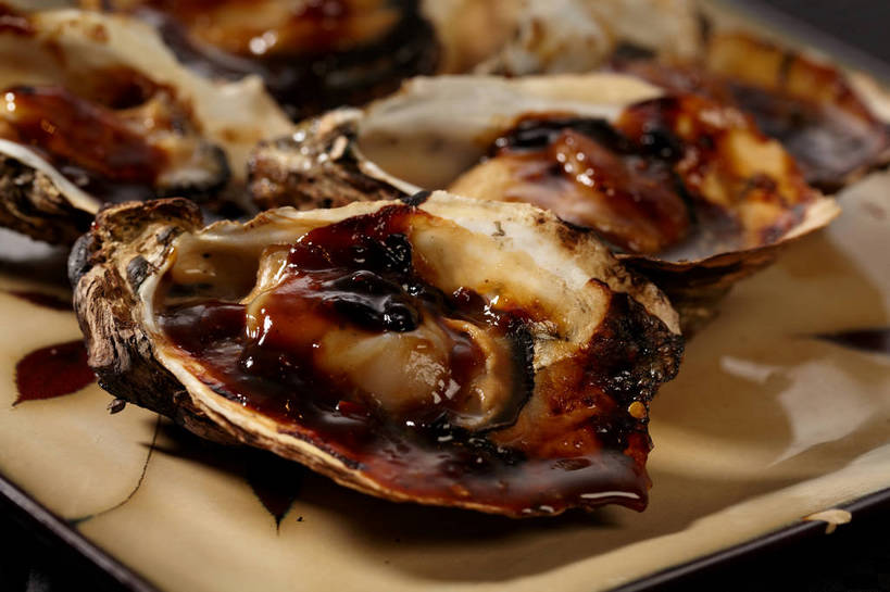 海鲜,无人,横图,俯视,室内,特写,白天,烹饪,烧烤,贝壳,餐具,阴影,反射,碟子,盘,影子,调料,酱料,酱汁,佐料,料理,食品,牡蛎,烤牡蛎,调味品,调味料,水产,酱,菜肴,美食,海洋生物,食物,一个,盘子,碟,佳肴,单个,生蚝,水生动物,海产品,水生物,海底动物,贝类外壳,软体动物外壳,彩图,高角度拍摄,shjb1,烤生蚝,炭烧生蚝