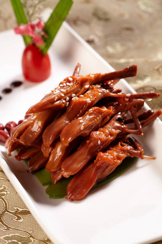 无人,竖图,俯视,室内,特写,白天,烹饪,中餐,餐桌,桌子,蔬菜,西红柿,小番茄,餐具,叶子,一堆,许多,阴影,堆叠,堆积,新鲜,盛开,反射,碟子,盘,影子,肉,芝麻,料理,食品,绿叶,很多,花蕾,鸭肉,菜肴,美食,肉类,花,花瓣,花朵,鲜花,食物,一个,红色,白色,盘子,碟,花苞,花蕊,中式,嫩叶,白芝麻,佳肴,有机食品,绿色食品,单个,餐台,中华料理,堆,肉食,鸭舌,脂麻,胡麻,白麻,巨胜子,油麻,小西红柿,樱桃小番茄,珍珠小番茄,叶,叶片,樱桃番茄,圣女果,番茄,彩图,高角度拍摄,shjb1,香卤鸭舌