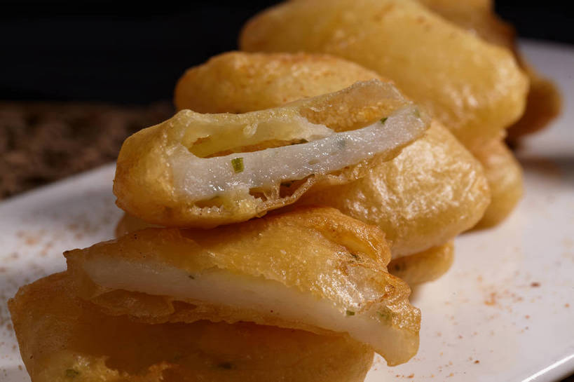 无人,横图,俯视,室内,特写,白天,烹饪,中餐,餐桌,桌子,蔬菜,土豆,餐具,一排,许多,切开,阴影,朦胧,模糊,新鲜,整齐,反射,碟子,盘,影子,油炸,料理,食品,很多,菜肴,美食,食物,排列,一个,黄色,白色,盘子,碟,切,中式,佳肴,有机食品,绿色食品,单个,餐台,中华料理,堆,队列,剖面,切面,馍馍蛋,洋芋,山药蛋,马铃薯,彩图,高角度拍摄,炸土豆片,shjb1