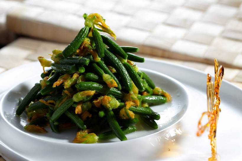 无人,横图,俯视,室内,特写,白天,烹饪,中餐,餐桌,桌子,黄瓜,蔬菜,餐具,一堆,许多,阴影,堆叠,堆积,新鲜,装饰,盛开,反射,碟子,盘,影子,料理,食品,很多,花蕾,冷盘,凉拌黄瓜,菜肴,美食,花,花瓣,花朵,鲜花,食物,两个,一个,黄色,绿色,白色,盘子,碟,花苞,花蕊,中式,冷菜,凉菜,佳肴,有机食品,绿色食品,单个,餐台,中华料理,堆,华丽,修饰,点缀,衬托,美观,雅致,雅观,青瓜,胡瓜,彩图,高角度拍摄,迷你黄瓜,水果黄瓜,shjb1