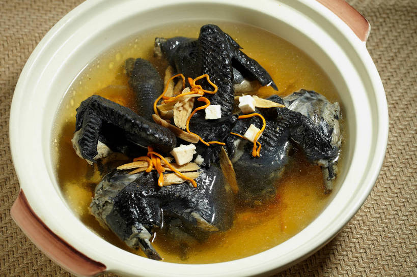 无人,横图,俯视,室内,特写,白天,烹饪,中餐,植物,餐桌,桌子,陶瓷,鸡肉,肉,汤,料理,食品,草药,药草,陶瓷制品,菜肴,美食,肉类,中药,食物,一个,白色,黑色,容器,碗,中式,佳肴,单个,餐台,中华料理,储藏,储存,药材,中草药,肉食,鸡汤,中药材,本草,虫草,彩图,高角度拍摄,贮存,虫草菌,虫草花,shjb1,虫草花炖鸡汤,虫草花鸡汤,虫草花乌鸡汤