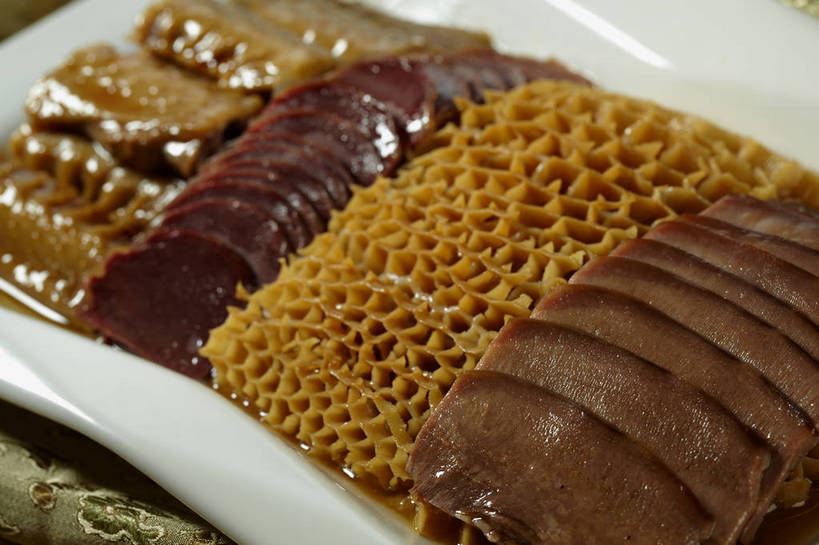 拼盘,内脏,无人,横图,俯视,室内,特写,白天,烹饪,中餐,餐桌,桌子,餐具,一排,许多,切开,朦胧,模糊,整齐,碟子,盘,肉,牛肉,料理,食品,很多,冷盘,菜肴,美食,肉类,食物,排列,一个,白色,盘子,碟,切,中式,冷菜,凉菜,佳肴,单个,餐台,中华料理,队列,毛肚,卤水拼盘,卤味,剖面,肉食,百叶,牛百叶,切面,舌头,彩图,高角度拍摄,牛肚,牛脷,牛舌,卤菜,肚尖,牛胃,鸭胗,鸭肫,鸭肫肝,shjb1