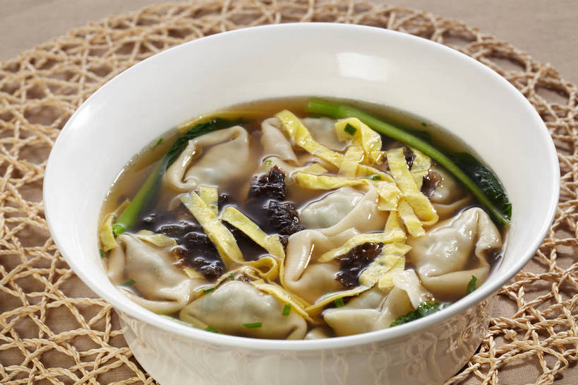 点心,馄饨,面食,无人,横图,俯视,室内,特写,白天,餐桌,桌子,蔬菜,叶子,许多,新鲜,陶瓷,青菜,蛋,鸡蛋,汤,料理,食品,面点,绿叶,杯垫,陶瓷制品,很多,美食,食物,一个,绿色,白色,容器,垫子,碗,中式,嫩叶,有机食品,绿色食品,单个,餐台,储藏,储存,小白菜,卵,不结球白菜,扁肉,羹汤,叶,叶片,彩图,高角度拍摄,鸡卵,鸡子,贮存,shjb1,大馄饨