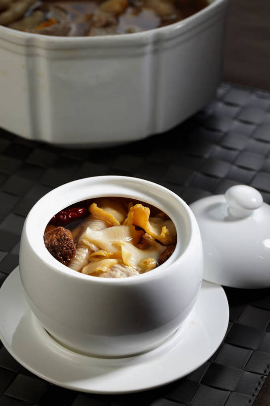 无人,竖图,俯视,室内,特写,白天,烹饪,中餐,餐桌,桌子,蔬菜,餐具,许多,阴影,新鲜,反射,碟子,盖子,盘,影子,陶瓷,菌菇,竹笋,浓汤,汤,料理,食品,陶瓷制品,很多,菌类,羹,笋,菜肴,美食,食物,白色,盘子,容器,碟,碗,四个,中式,食用菌,佳肴,有机食品,绿色食品,餐台,中华料理,储藏,真菌,储存,彩图,高角度拍摄,贮存,shjb1