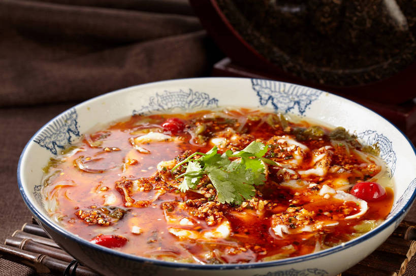 面食,面条,无人,横图,俯视,室内,特写,白天,烹饪,中餐,餐桌,桌子,辣椒,蔬菜,叶子,新鲜,陶瓷,大白菜,香菜,面,肉,鱼肉,鱼片,料理,食品,绿叶,陶瓷制品,白菜,粉丝,酸菜,菜肴,美食,肉类,食物,一个,红色,绿色,容器,碗,中式,嫩叶,佳肴,有机食品,绿色食品,单个,餐台,中华料理,酸菜鱼,储藏,储存,川菜,肉食,辣角,红海椒,大椒,辣虎,广椒,胡菜,香荽,原荽,园荽,芫荽,结球白菜,胡荽,莞荽,芫茜,芫蓿,莚葛草,莚荽菜,胶菜,四川菜,冬粉,叶,叶片,辣子,红辣椒,海椒,番椒,彩图,高角度拍摄,黄芽白,贮存,shjb1