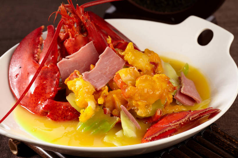 海鲜,龙虾,无人,横图,俯视,室内,特写,白天,烹饪,中餐,餐桌,桌子,蔬菜,切开,新鲜,陶瓷,调料,酱料,酱汁,肉,虾,佐料,料理,食品,陶瓷制品,调味品,调味料,水产,酱,咸肉,菜肴,美食,肉类,海洋生物,食物,腌制,一个,一只,红色,绿色,白色,容器,碗,切,中式,佳肴,有机食品,绿色食品,单个,餐台,中华料理,储藏,储存,水生动物,腌肉,海产品,水生物,剖面,肉食,海底动物,切面,消食,盐肉,渍肉,彩图,高角度拍摄,贮存,开胃,贵州菜,黔菜,shjb1