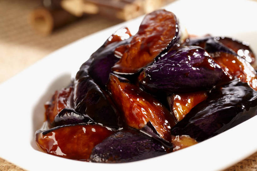 无人,横图,俯视,室内,特写,白天,烹饪,中餐,餐桌,桌子,茄子,蔬菜,一堆,许多,切开,堆叠,堆积,朦胧,模糊,新鲜,陶瓷,调料,红烧,酱料,酱汁,佐料,料理,食品,陶瓷制品,调味品,很多,调味料,酱,菜肴,美食,食物,一个,白色,容器,碗,切,中式,佳肴,有机食品,绿色食品,单个,餐台,中华料理,储藏,堆,储存,红烧茄子,剖面,切面,红烧菜,落苏,酪酥,昆仑瓜,矮瓜,彩图,高角度拍摄,贮存,shjb1