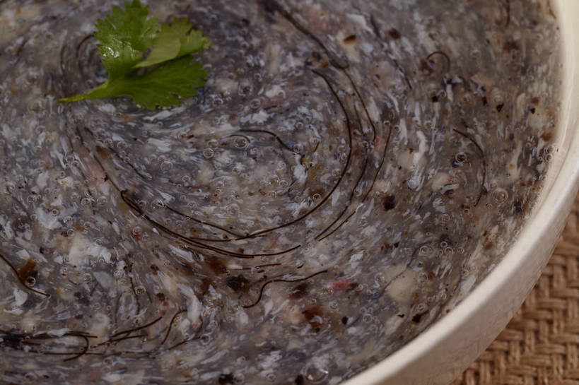 无人,横图,俯视,室内,特写,白天,烹饪,中餐,植物,餐桌,桌子,蔬菜,叶子,新鲜,陶瓷,香菜,浓汤,汤,料理,食品,绿叶,陶瓷制品,羹,菜肴,美食,食物,一个,绿色,自然,容器,碗,中式,嫩叶,佳肴,有机食品,绿色食品,生长,单个,成长,餐台,中华料理,储藏,藻类,储存,海鲜羹,胡菜,香荽,原荽,园荽,芫荽,胡荽,莞荽,芫茜,芫蓿,莚葛草,莚荽菜,叶,叶片,彩图,高角度拍摄,藻类植物,念珠藻,贮存,原核生物,shjb1,发菜海鲜羹,发菜,发状念珠藻