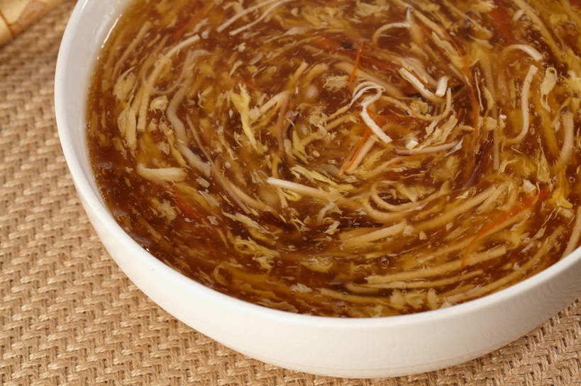 无人,横图,俯视,室内,特写,白天,烹饪,中餐,餐桌,桌子,萝卜,胡萝卜,蔬菜,新鲜,木制,勺子,陶瓷,腌菜,浓汤,汤,料理,食品,陶瓷制品,羹,菜肴,美食,食物,腌制,两个,木制品,容器,调羹,汤匙,碗,中式,佳肴,有机食品,绿色食品,餐台,中华料理,储藏,储存,榨菜,黄萝卜,番萝卜,腌渍,红萝卜,甘荀,彩图,高角度拍摄,清脆,爽口,丁香萝卜,胡芦菔金,金笋,贮存,shjb1,胡辣汤,糊辣汤,辣糊汤