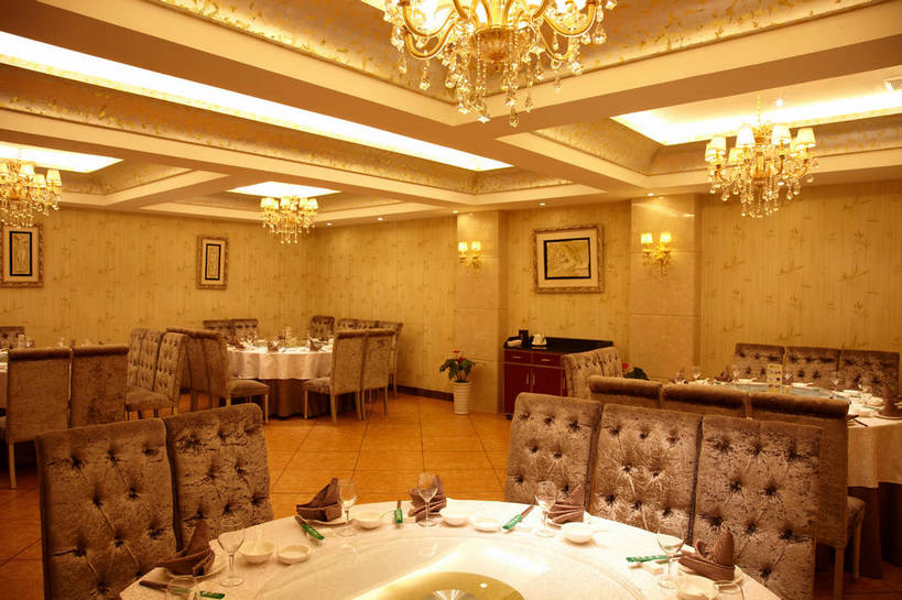 无人,餐厅,横图,室内,白天,正面,时尚,绘画,植物,餐桌,筷子,天花板,装修,桌子,建筑,杯子,餐具,椅子,照明,许多,吊挂,悬挂,艺术,装饰,环绕,围绕,瓷砖,地砖,碟子,高脚杯,盘,盆栽,陶瓷,木椅,墙,灯光,盆景,陶瓷制品,红酒杯,水晶,地面,很多,古典,挂,环抱,文化,建设,装潢,传统,吊灯,水晶灯,墙壁,墙面,玻璃制品,灯,排列,绿色,自然,盘子,餐巾,酒杯,容器,工艺品,灯具,碟,室内装潢,碗,品味,中式,圆桌,生长,成长,餐台,储藏,礼节,华丽,样板房,明亮,照亮,美术,高雅,舒适,家居装潢,葡萄酒杯,照明设备,储存,高贵,挂画,礼仪,水晶吊灯,房屋设计,室内设计,宽敞,样板房装潢,美学,水晶制品,富丽,摆列,萦绕,华美,保洁方巾,口布,设计,玻璃杯,进餐用具,装饰画,彩图,餐馆,饭店,饭馆,旋转餐桌,宴会桌,水晶石,布列,分列,贮存,shjb1