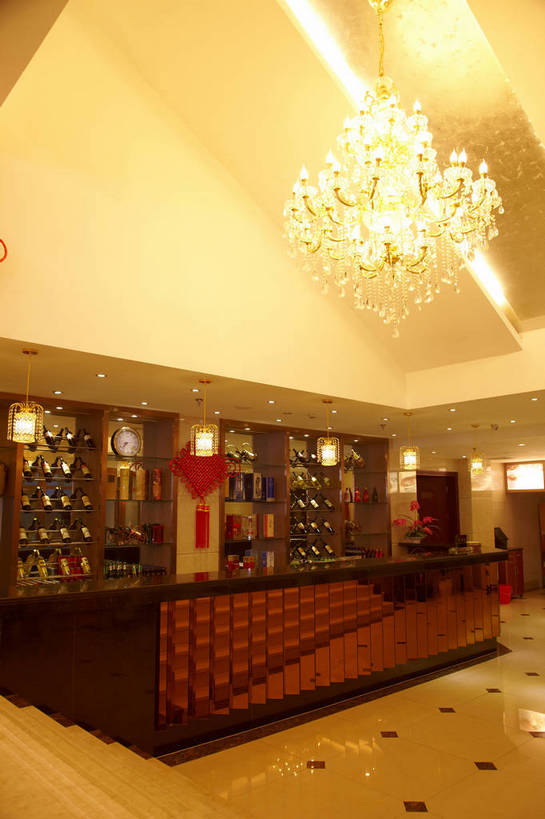 无人,前台,餐厅,竖图,室内,白天,正面,时尚,楼梯,天花板,装修,桌子,建筑,照明,一排,许多,吊挂,悬挂,艺术,整齐,装饰,并列,并排,时间,瓷砖,地砖,时钟,手工艺品,办公桌,阶梯,墙,灯光,水晶,地面,很多,古典,挂,计时,红酒瓶,置物架,文化,建设,装潢,吊灯,水晶灯,架子,墙壁,墙面,台阶,玻璃制品,灯,酒瓶,排列,红色,玻璃瓶,瓶子,工艺品,中国结,灯具,挂钟,室内装潢,钟表,中式,服务台,表,华丽,样板房,明亮,照亮,高雅,舒适,家居装潢,葡萄酒瓶,照明设备,队列,高贵,饰物,水晶吊灯,陈列架,平行,房屋设计,室内设计,宽敞,样板房装潢,自信心,品位,水晶制品,富丽,华美,搁架,设计,钟,彩图,餐馆,饭店,饭馆,帮助台,呼叫台,水晶石,shjb1,红酒架