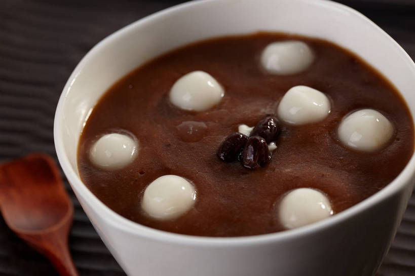 点心,汤团,无人,横图,俯视,室内,特写,白天,植物,餐桌,桌子,豆,许多,勺子,陶瓷,豆类,豆子,红豆,料理,食品,甜点,甜品,红豆沙,陶瓷制品,很多,美食,食物,糕点,排列,两个,白色,容器,调羹,汤匙,碗,甜食,中式,餐台,储藏,储存,赤豆,豆沙,汤圆,豆科,元宵,红小豆,摆列,彩图,高角度拍摄,布列,分列,贮存,豆蓉,小豆,红豆泥,shjb1