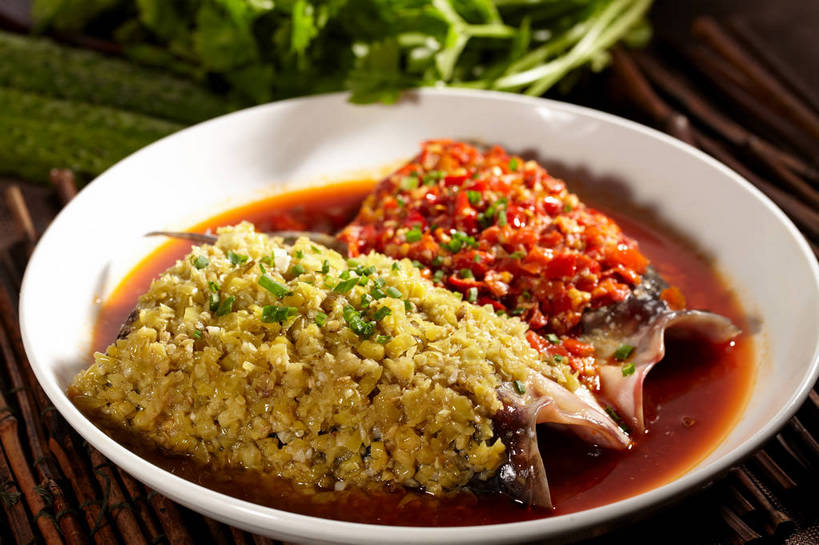 无人,横图,俯视,室内,特写,白天,烹饪,中餐,餐桌,桌子,辣椒,蔬菜,餐具,叶子,朦胧,模糊,新鲜,碟子,盘,调料,酱料,酱汁,肉,鱼肉,佐料,料理,食品,绿叶,调味品,鱼头,调味料,剁椒,酱,菜肴,美食,肉类,食物,一个,红色,绿色,盘子,碟,中式,嫩叶,佳肴,有机食品,绿色食品,单个,餐台,中华料理,肉食,辣角,红海椒,大椒,辣虎,广椒,叶,叶片,辣子,海椒,番椒,彩图,高角度拍摄,剁辣椒,剁辣子,七星椒剁椒,七姊妹剁椒,坛子辣椒,shjb1,剁椒双色鱼头