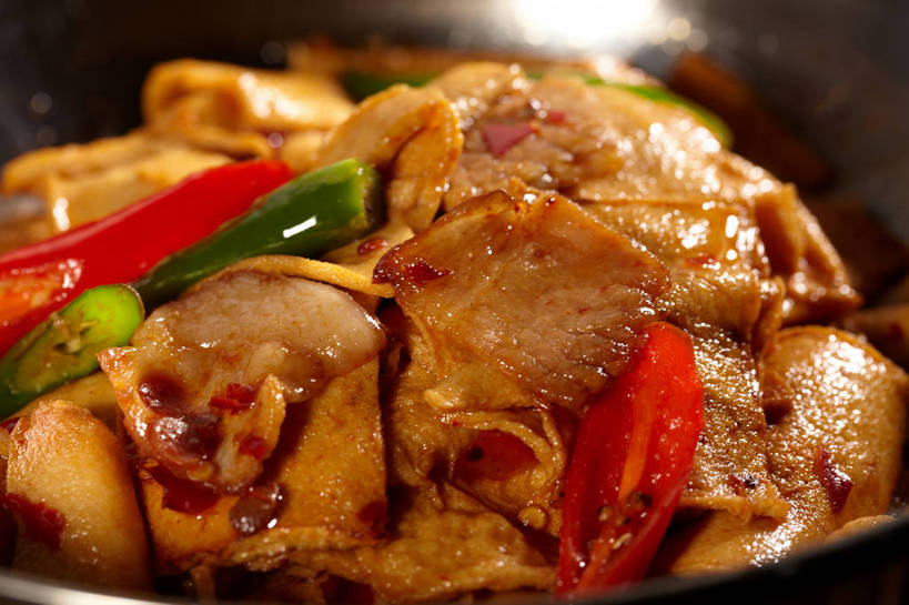 无人,横图,俯视,室内,特写,白天,烹饪,中餐,筷子,辣椒,蔬菜,餐具,一双,朦胧,模糊,新鲜,陶瓷,青椒,炒菜,肉,料理,食品,陶瓷制品,文化,传统,猪肉,小炒肉,菜肴,美食,肉类,食物,一个,红色,绿色,容器,碗,中式,佳肴,有机食品,绿色食品,单个,中华料理,储藏,礼节,储存,五花肉,川菜,礼仪,肉食,辣角,红海椒,大椒,辣虎,广椒,豚肉,菜椒,四川菜,肋条肉,三层肉,进餐用具,甜椒,柿子椒,辣子,红辣椒,海椒,番椒,灯笼椒,彩图,高角度拍摄,贮存,shjb1