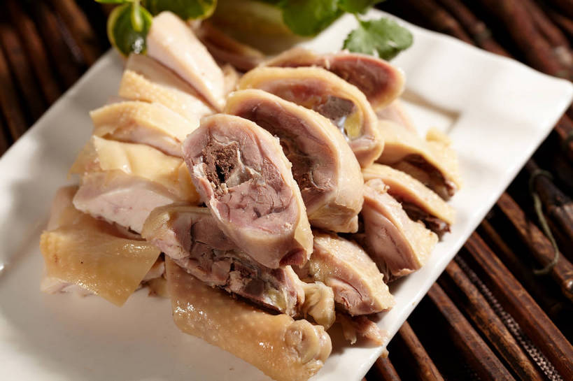 无人,横图,俯视,室内,特写,白天,烹饪,中餐,餐桌,桌子,餐具,叶子,一排,许多,切开,阴影,整齐,盛开,反射,碟子,盘,影子,鸡肉,肉,料理,食品,绿叶,很多,花蕾,菜肴,美食,肉类,花,花瓣,花朵,鲜花,食物,排列,一个,粉色,白色,盘子,碟,花苞,花蕊,切,中式,嫩叶,佳肴,单个,餐台,中华料理,堆,队列,剖面,肉食,白斩鸡,切面,三黄油鸡,叶,叶片,彩图,高角度拍摄,shjb1