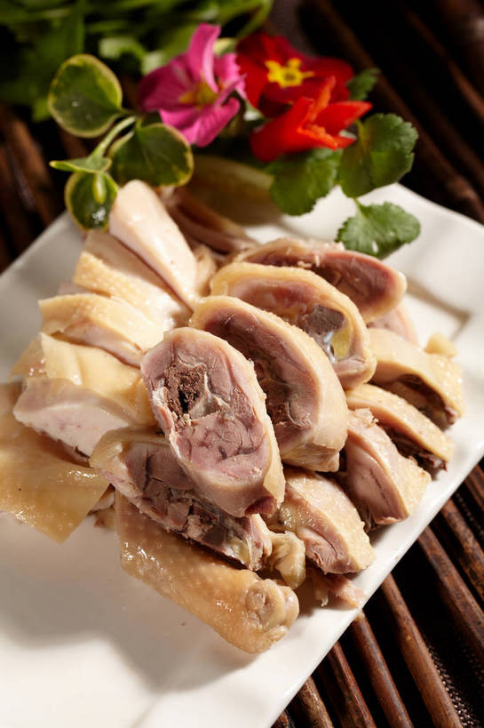 无人,竖图,俯视,室内,特写,白天,烹饪,中餐,餐桌,桌子,餐具,叶子,一排,许多,切开,阴影,整齐,盛开,反射,碟子,盘,影子,鸡肉,肉,料理,食品,绿叶,很多,花蕾,菜肴,美食,肉类,花,花瓣,花朵,鲜花,食物,排列,一个,粉色,白色,盘子,碟,花苞,花蕊,切,中式,嫩叶,佳肴,单个,餐台,中华料理,堆,队列,剖面,肉食,白斩鸡,切面,三黄油鸡,叶,叶片,彩图,高角度拍摄,shjb1