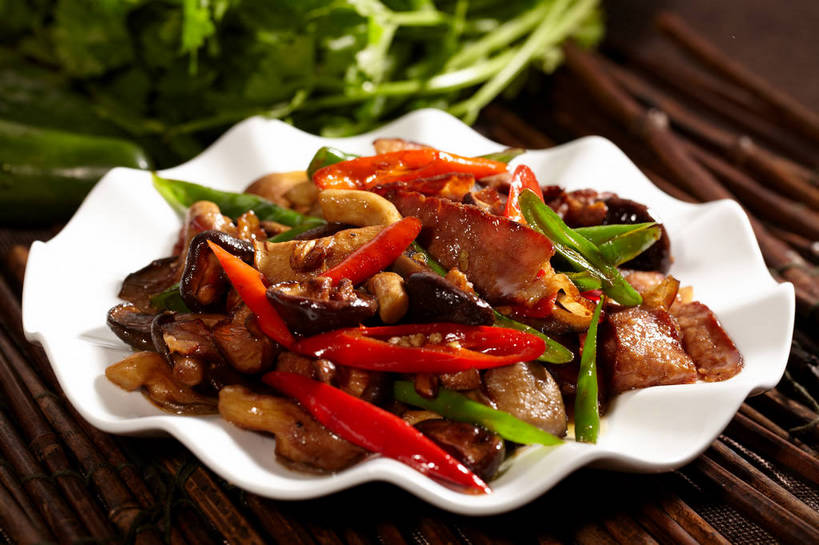 无人,横图,俯视,室内,特写,白天,烹饪,中餐,餐桌,桌子,辣椒,蔬菜,餐具,叶子,一堆,许多,切开,堆叠,堆积,朦胧,模糊,新鲜,碟子,盘,菌菇,青椒,香菇,炒菜,肉,料理,食品,绿叶,很多,菌类,猪肉,小炒肉,菜肴,美食,肉类,食物,一个,红色,绿色,盘子,碟,切,中式,嫩叶,食用菌,佳肴,有机食品,绿色食品,单个,餐台,中华料理,堆,真菌,五花肉,川菜,剖面,肉食,切面,辣角,红海椒,大椒,辣虎,广椒,豚肉,菜椒,椎茸,四川菜,肋条肉,三层肉,叶,叶片,甜椒,柿子椒,辣子,红辣椒,海椒,番椒,灯笼椒,彩图,高角度拍摄,平庄菇,香菌,香蕈,shjb1