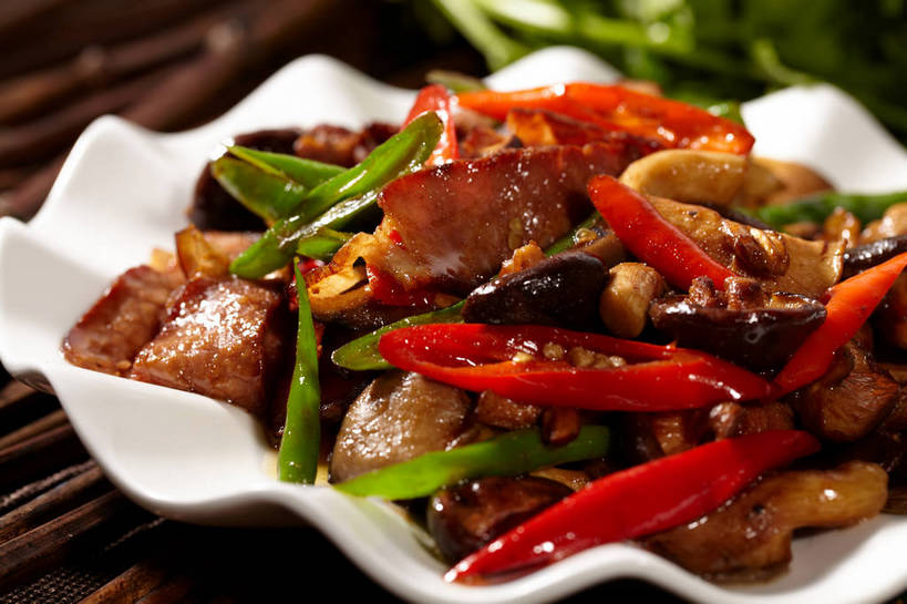 无人,横图,俯视,室内,特写,白天,烹饪,中餐,餐桌,桌子,辣椒,蔬菜,餐具,叶子,一堆,许多,切开,堆叠,堆积,朦胧,模糊,新鲜,碟子,盘,菌菇,青椒,香菇,炒菜,肉,料理,食品,绿叶,很多,菌类,猪肉,小炒肉,菜肴,美食,肉类,食物,一个,红色,绿色,盘子,碟,切,中式,嫩叶,食用菌,佳肴,有机食品,绿色食品,单个,餐台,中华料理,堆,真菌,五花肉,川菜,剖面,肉食,切面,辣角,红海椒,大椒,辣虎,广椒,豚肉,菜椒,椎茸,四川菜,肋条肉,三层肉,叶,叶片,甜椒,柿子椒,辣子,红辣椒,海椒,番椒,灯笼椒,彩图,高角度拍摄,平庄菇,香菌,香蕈,shjb1