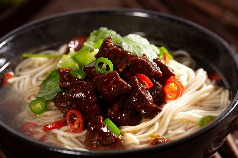 面食,面条,无人,横图,俯视,室内,特写,白天,烹饪,中餐,餐桌,筷子,桌子,辣椒,蔬菜,餐具,叶子,一双,朦胧,模糊,新鲜,陶瓷,香菜,面,肉,料理,食品,绿叶,陶瓷制品,文化,传统,菜肴,美食,肉类,食物,一个,红色,绿色,容器,碗,中式,嫩叶,佳肴,有机食品,绿色食品,单个,餐台,中华料理,储藏,礼节,储存,汤面,礼仪,肉食,辣角,红海椒,大椒,辣虎,广椒,胡菜,香荽,原荽,园荽,芫荽,胡荽,莞荽,芫茜,芫蓿,莚葛草,莚荽菜,叶,叶片,进餐用具,辣子,红辣椒,海椒,番椒,彩图,高角度拍摄,贮存,shjb1