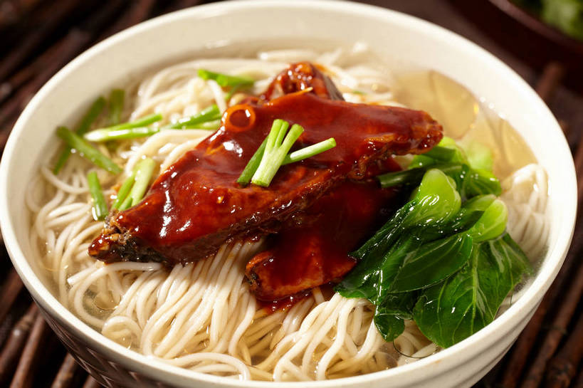 面食,面条,无人,横图,俯视,室内,特写,白天,烹饪,中餐,餐桌,桌子,辣椒,蔬菜,叶子,朦胧,模糊,新鲜,陶瓷,葱,青菜,青葱,面,肉,鱼肉,料理,食品,绿叶,陶瓷制品,菜肴,美食,肉类,食物,一个,红色,绿色,容器,碗,中式,嫩叶,鱼排,佳肴,有机食品,绿色食品,单个,餐台,中华料理,储藏,储存,汤面,小白菜,肉食,辣角,红海椒,大椒,辣虎,广椒,不结球白菜,叶,叶片,辣子,红辣椒,海椒,番椒,彩图,高角度拍摄,贮存,shjb1