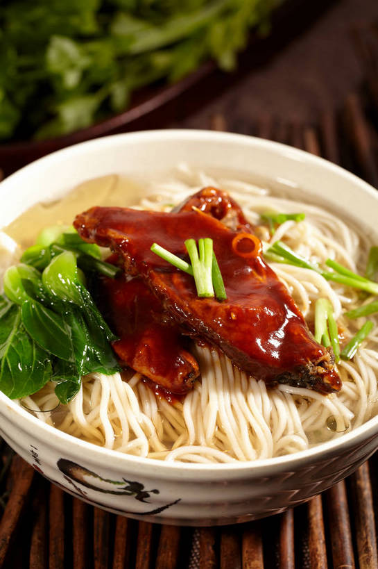 面食,面条,无人,竖图,俯视,室内,特写,白天,烹饪,中餐,餐桌,桌子,辣椒,蔬菜,叶子,朦胧,模糊,新鲜,陶瓷,葱,青菜,青葱,面,肉,鱼肉,料理,食品,绿叶,陶瓷制品,菜肴,美食,肉类,食物,一个,红色,绿色,容器,碗,中式,嫩叶,鱼排,佳肴,有机食品,绿色食品,单个,餐台,中华料理,储藏,储存,汤面,小白菜,肉食,辣角,红海椒,大椒,辣虎,广椒,不结球白菜,叶,叶片,辣子,红辣椒,海椒,番椒,彩图,高角度拍摄,贮存,shjb1