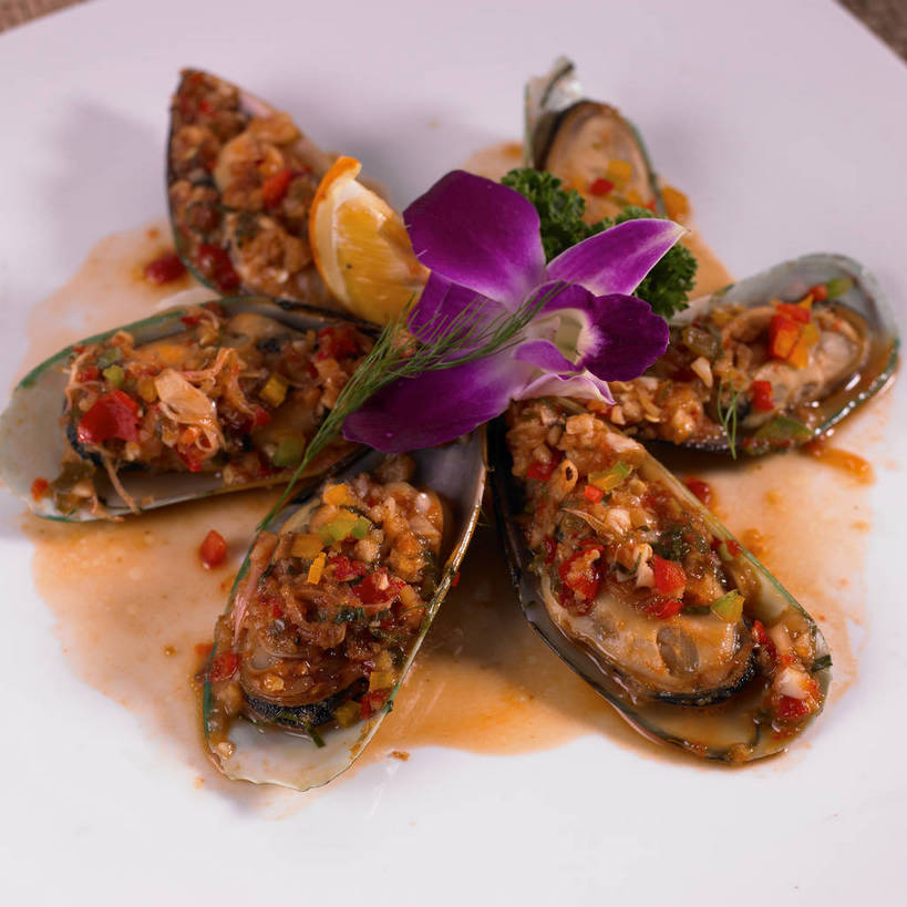 海鲜,无人,横图,俯视,室内,特写,白天,烹饪,中餐,辣椒,蔬菜,贝壳,餐具,水果,叶子,许多,新鲜,盛开,碟子,盘,调料,酱料,酱汁,生食,佐料,料理,食品,果实,绿叶,石斛,牡蛎,调味品,很多,调味料,花蕾,蔬果,水产,酱,菜肴,美食,海洋生物,花,花瓣,花朵,鲜花,食物,排列,一朵,一个,紫色,白色,盘子,碟,花苞,花蕊,中式,嫩叶,佳肴,有机食品,绿色食品,单个,中华料理,生蚝,高雅,甜橙,水生动物,海产品,水生物,海底动物,辣角,红海椒,大椒,辣虎,广椒,石斛兰,金钗石斛,摆列,淡泊,花中君子,兰花,叶,叶片,贝类外壳,软体动物外壳,橙子,橙,辣子,红辣椒,海椒,番椒,彩图,高角度拍摄,鹄壳,黄橙,黄果,金橙,金环,金球,糖橙,布列,分列,shjb1