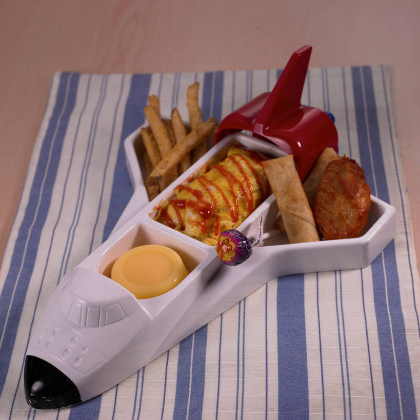 米饭,无人,横图,俯视,室内,特写,白天,烹饪,餐桌,桌子,飞机,餐具,一根,条纹,棒棒糖,碟子,盘,炒饭,蛋,蛋包饭,调料,鸡蛋,酱料,酱汁,茄汁,佐料,日本料理,料理,食品,糖,糖果,甜点,甜品,交通,饭,调味品,调味料,航空,番茄酱,薯条,酱,菜肴,美食,食物,一个,黄色,红色,白色,黑色,盘子,餐巾,碟,交通工具,日式料理,快餐,甜食,日式,运输,佳肴,一架,单个,餐台,五谷,客机,载具,西式快餐,垃圾食品,卵,保洁方巾,口布,彩图,高角度拍摄,鸡卵,鸡子,shjb1