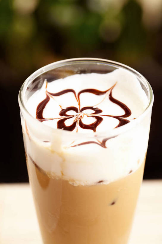 咖啡,无人,竖图,俯视,室内,特写,白天,幸福,餐桌,桌子,杯子,朦胧,模糊,一杯,娱乐,玻璃制品,饮料,一个,水杯,享受,休闲,温馨,放松,乐趣,单个,餐台,提神,舒适,醒脑,咖啡拉花,软饮料,花式咖啡,玻璃杯,彩图,高角度拍摄,shjb1