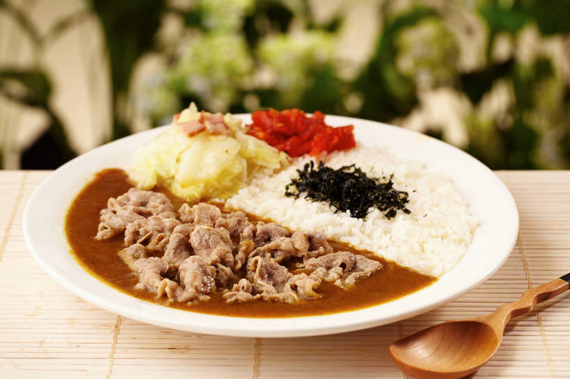 米饭,咖哩,无人,横图,俯视,室内,特写,白天,烹饪,中餐,餐桌,桌子,蔬菜,餐具,朦胧,模糊,新鲜,木制,碟子,盘,勺子,大白菜,调料,海苔,肉,料理,食品,紫菜,饭,调味品,调味料,酱菜,白菜,咖喱,菜肴,美食,肉类,食物,腌制,两个,红色,盘子,木制品,调羹,碟,汤匙,中式,佳肴,有机食品,绿色食品,餐台,中华料理,五谷,肉食,盖浇饭,腌渍,结球白菜,胶菜,彩图,高角度拍摄,条斑紫菜,黄芽白,shjb1