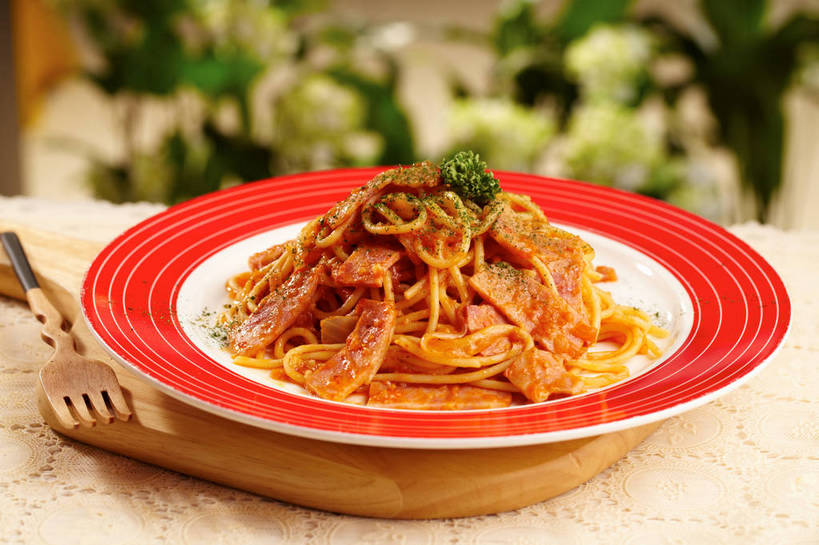 面食,面条,意大利面,无人,横图,俯视,室内,特写,白天,西餐,餐桌,桌子,蔬菜,餐具,叶子,朦胧,模糊,新鲜,木制,叉子,碟子,盘,香菜,调料,酱料,酱汁,面,茄汁,肉,佐料,料理,食品,绿叶,案板,调味品,调味料,番茄酱,肉酱,肉糜,肉末,酱,肉类,砧板,食物,一个,红色,绿色,白色,盘子,木制品,碟,嫩叶,西式,有机食品,绿色食品,单个,餐台,肉食,意粉,餐叉,意面,胡菜,香荽,原荽,园荽,芫荽,胡荽,莞荽,芫茜,芫蓿,莚葛草,莚荽菜,叶,叶片,进餐用具,彩图,高角度拍摄,番茄肉酱,番茄肉酱意面,shjb1