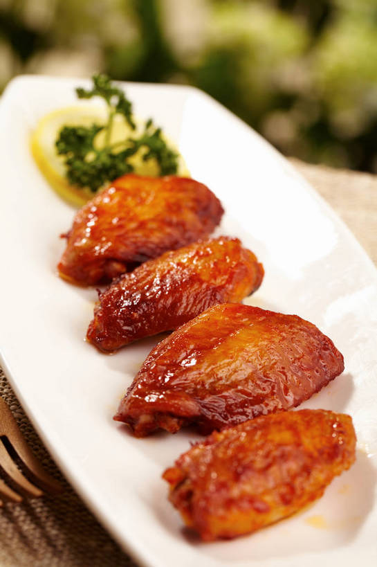 无人,竖图,俯视,室内,特写,白天,烹饪,中餐,餐桌,桌子,柠檬,餐具,水果,叶子,一排,切开,朦胧,模糊,新鲜,整齐,木制,叉子,碟子,盘,红烧,鸡肉,肉,生食,料理,食品,果实,绿叶,鸡翅,菜肴,美食,肉类,食物,排列,两个,白色,盘子,木制品,碟,切,四个,中式,嫩叶,佳肴,有机食品,绿色食品,餐台,中华料理,队列,剖面,肉食,餐叉,切面,红烧鸡翅,红烧菜,叶,叶片,进餐用具,益母果,柠檬片,柠果,彩图,高角度拍摄,shjb1